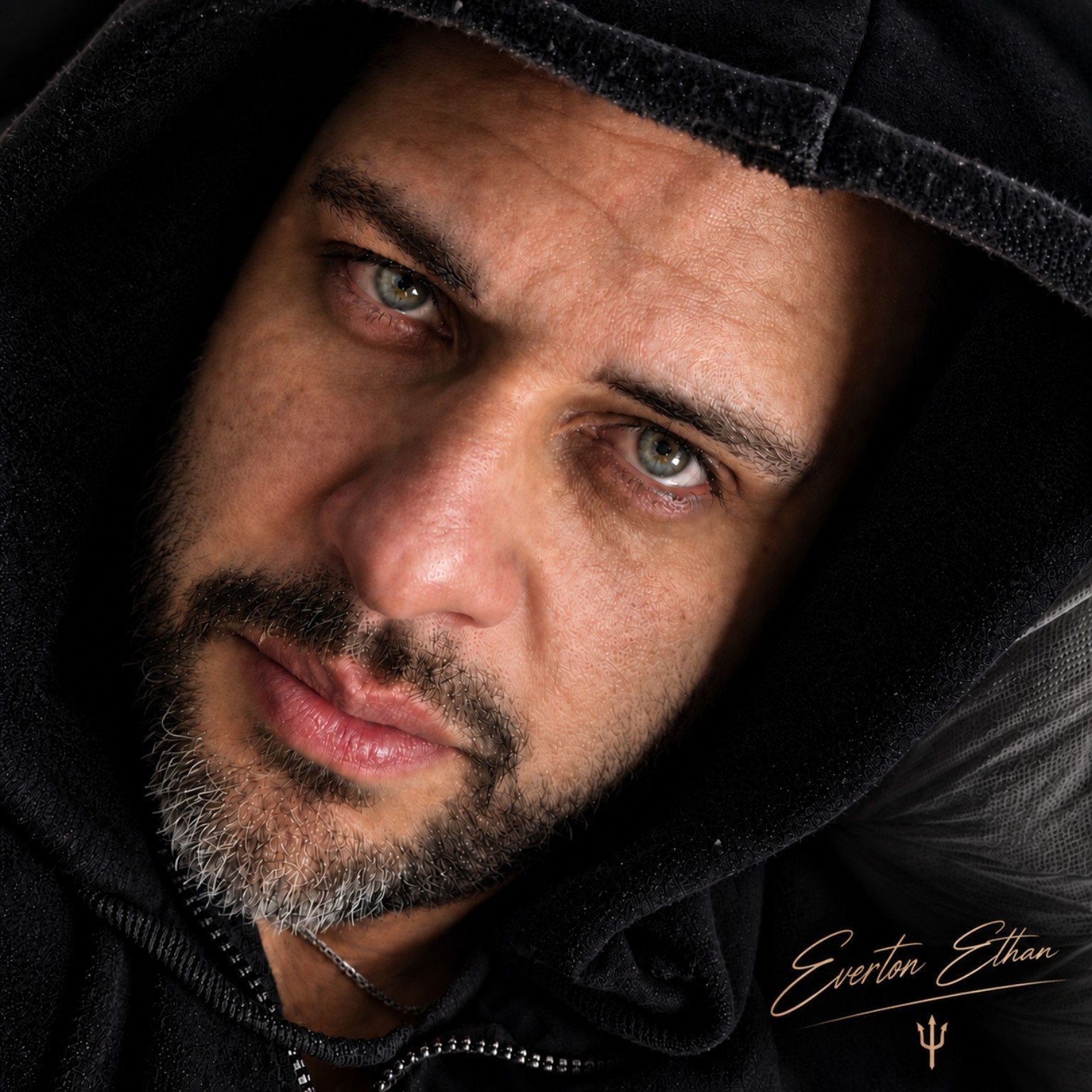 Everton com capuz preto, olhar sereno